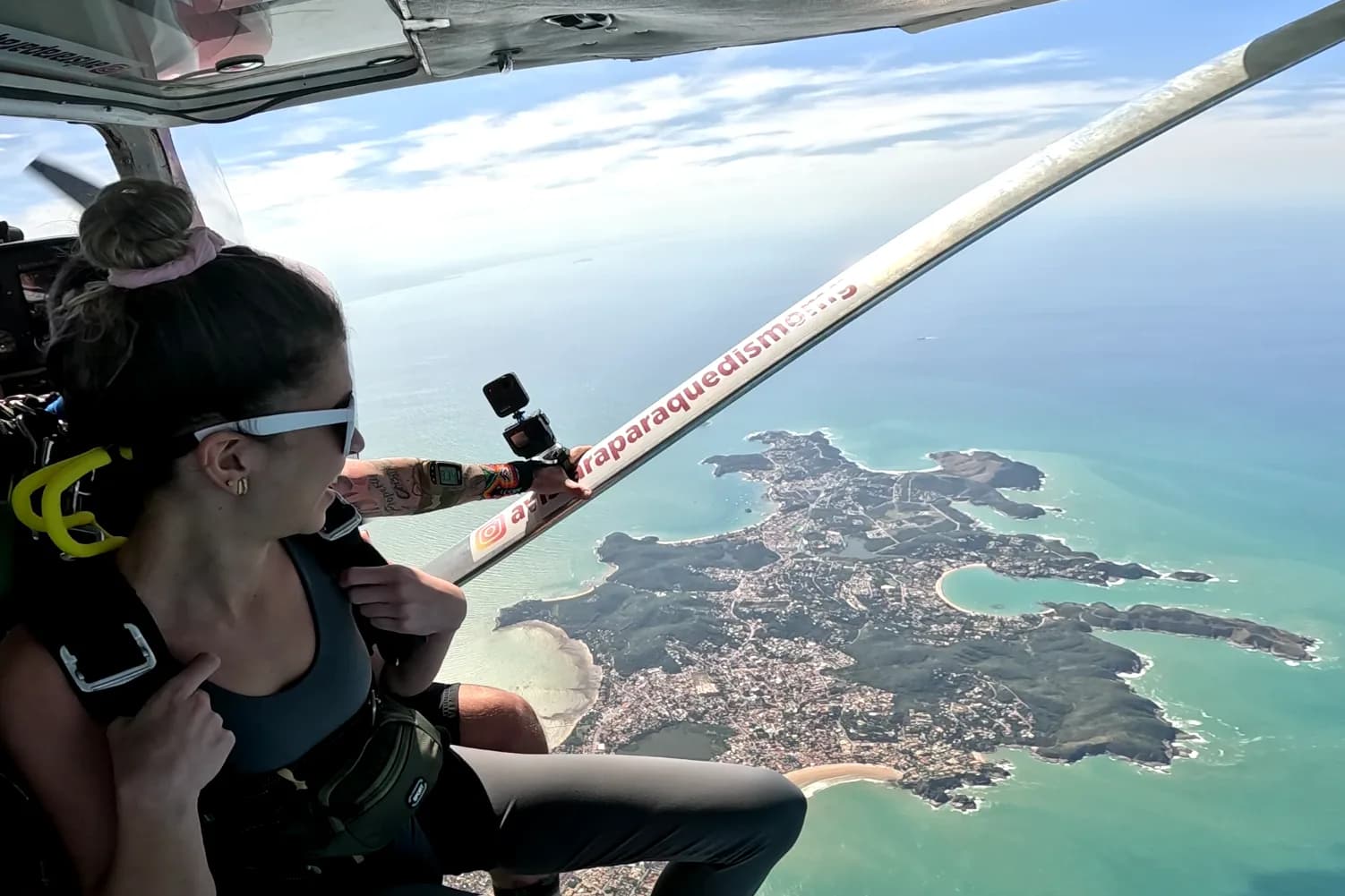 Embarque na aeronave antes do salto de paraquedas em Búzios