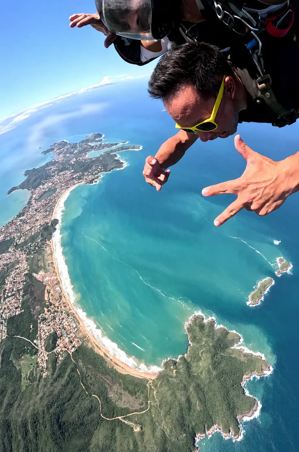 Vista aérea da península de Búzios durante o voo de paraquedas